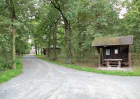 Schutzhütte am Wanderweg auf den Schildberg in der Dahlener Heide