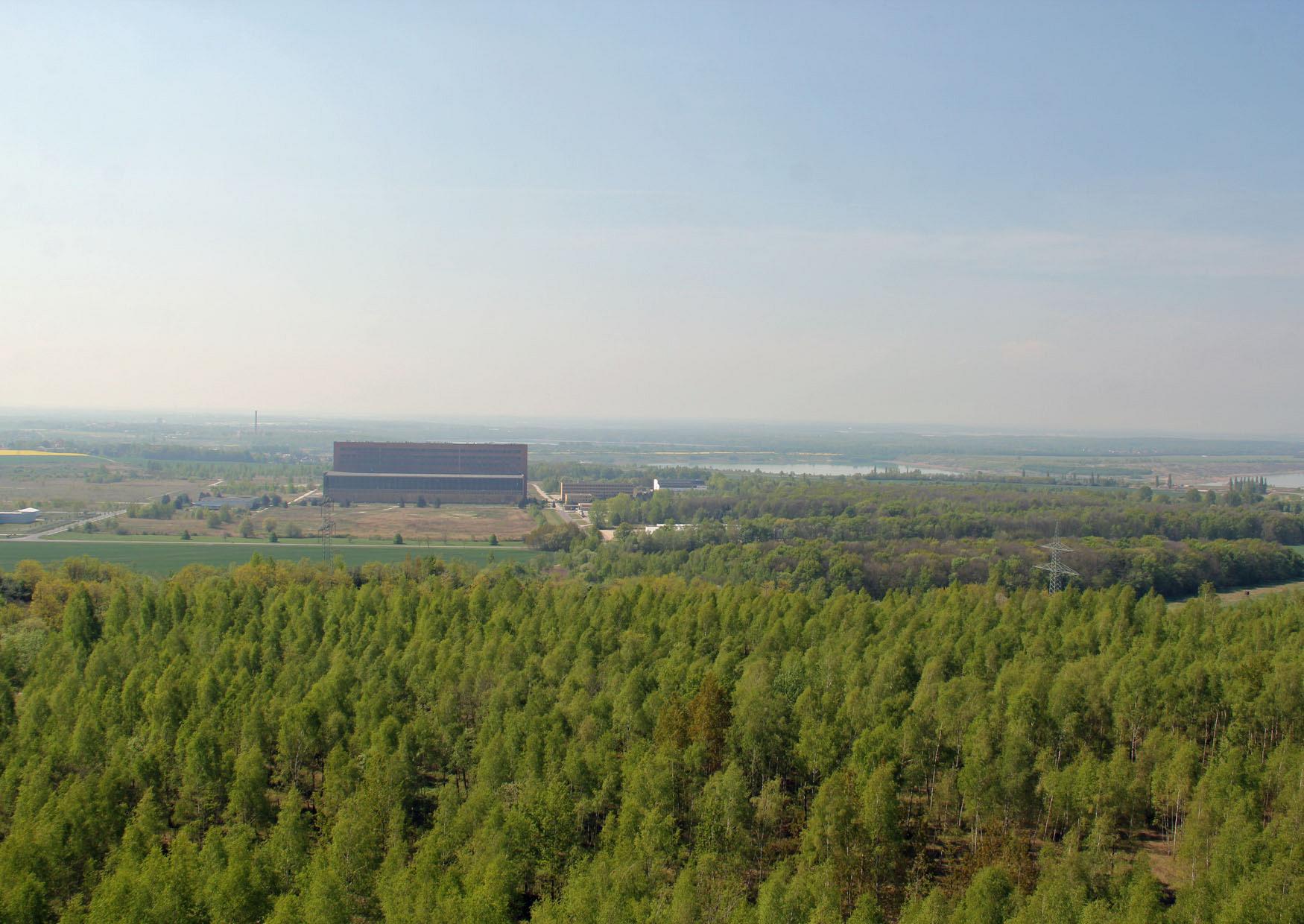 Blick vom Aussichtsturm Trages zum Kraftwerk Thierbach