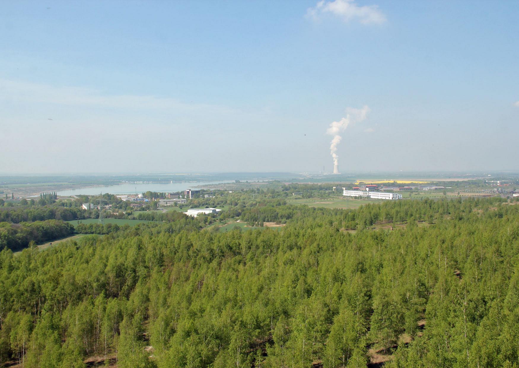 Blick auf Espenhain und Kraftwerk Lippendorf vom Turm auf der Hochhalde Trages