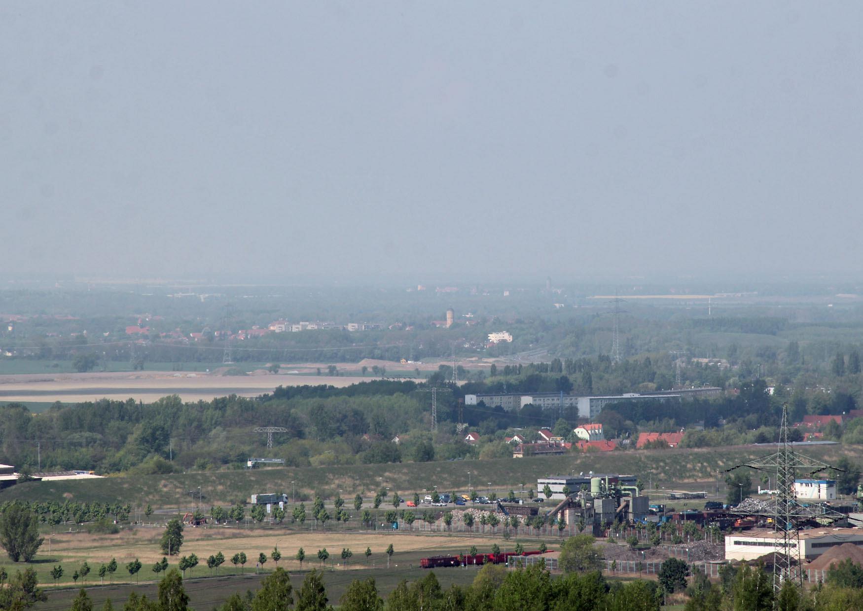 Blick vom Turm Espenhain auf den Wasserturm Rötha und Zwenkau