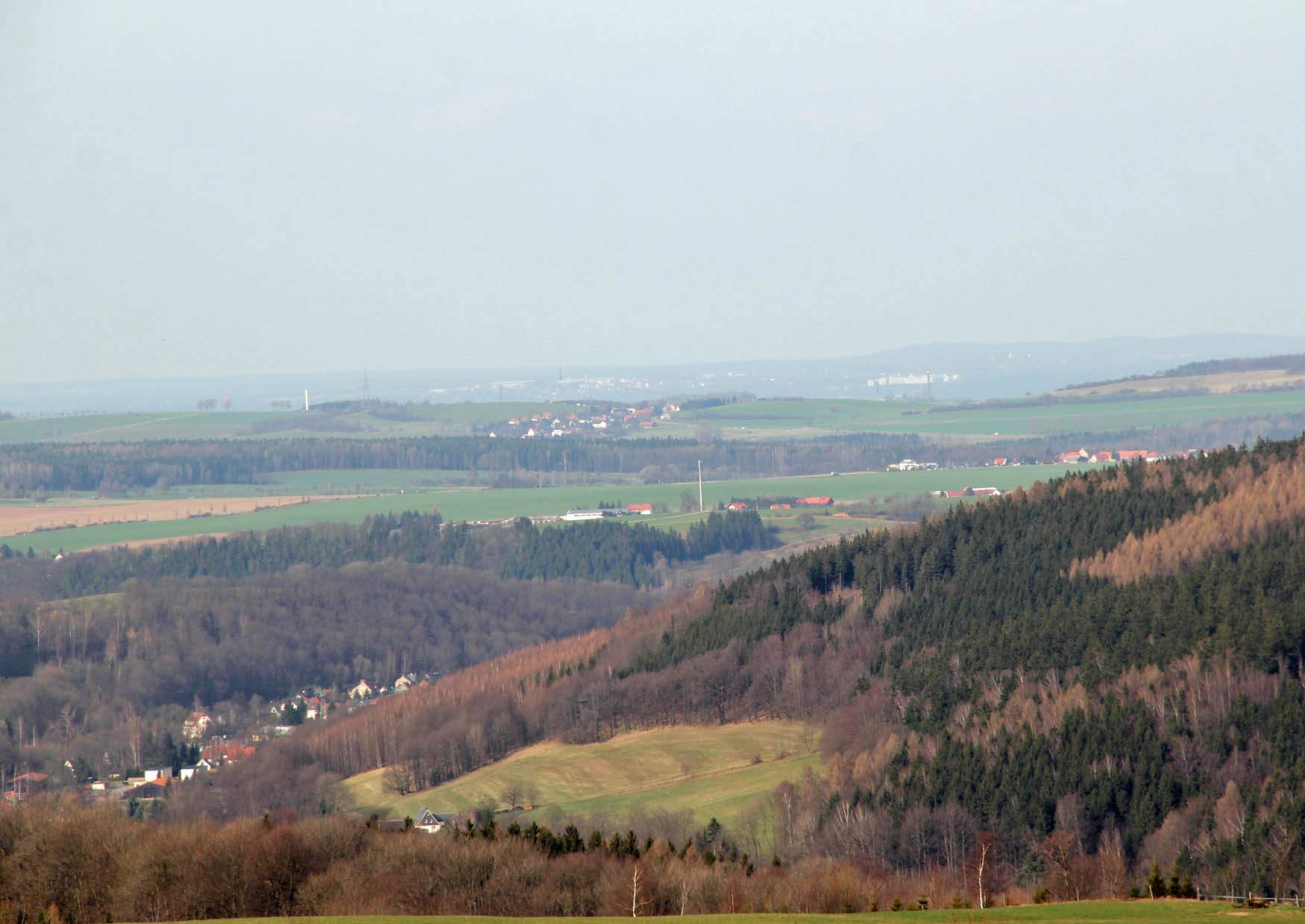 Karsdorf und dahinter das Elbtal mit Dresden