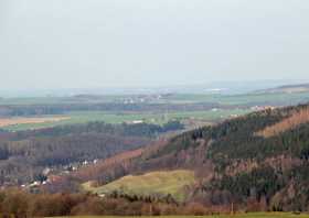 Karsdorf und dahinter das Elbtal mit Dresden