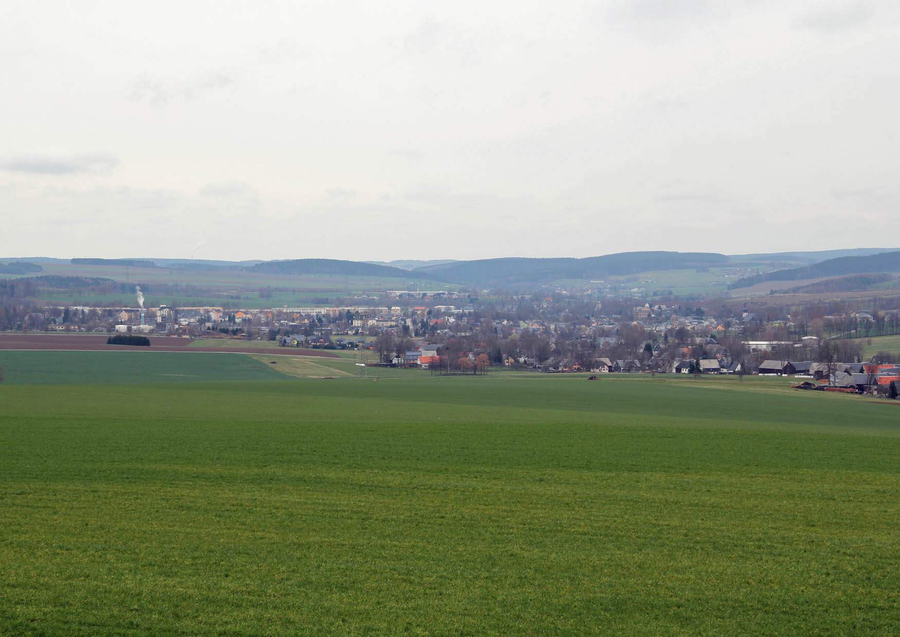 Bick vom Aussichtsturm auf Zwönitz im Erzgebirge