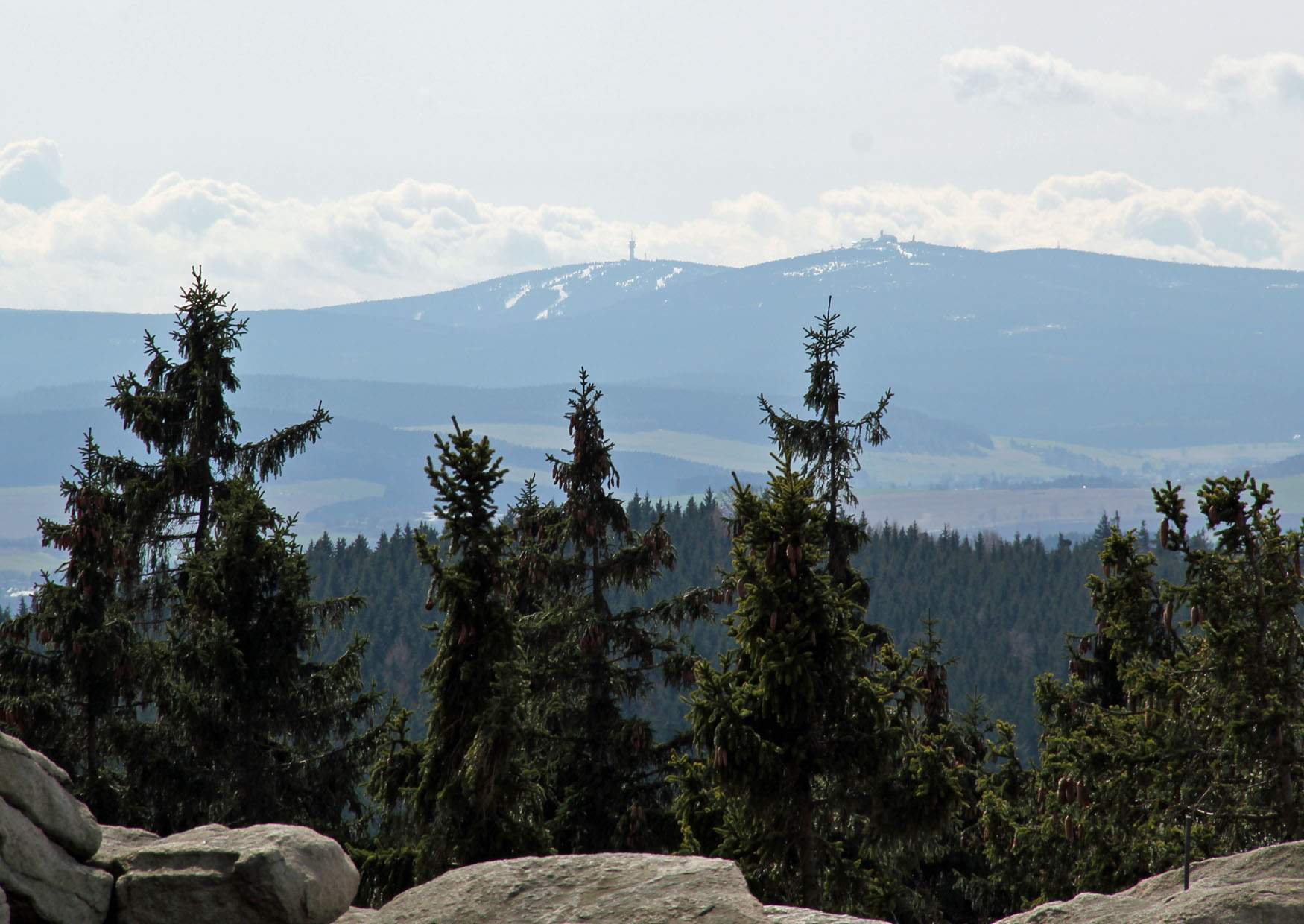 Greifensteine Blick Keilberg und Fichtelberg mit dem Fichtelberghaus