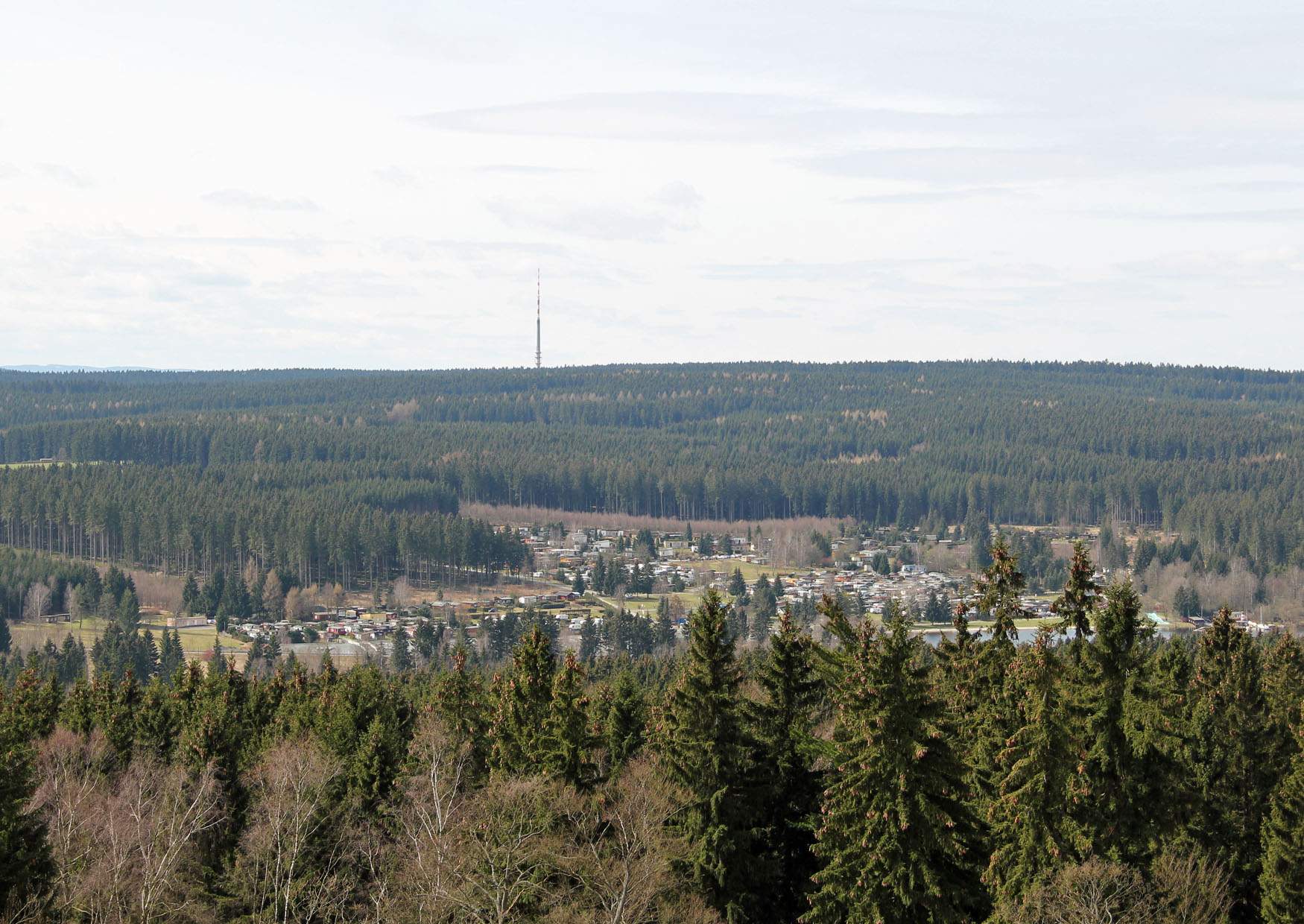 Fernsehturm Geyer und Greifenbachstauweiher oder Geyerscher-Teich Blick vom Aussichtspunkt