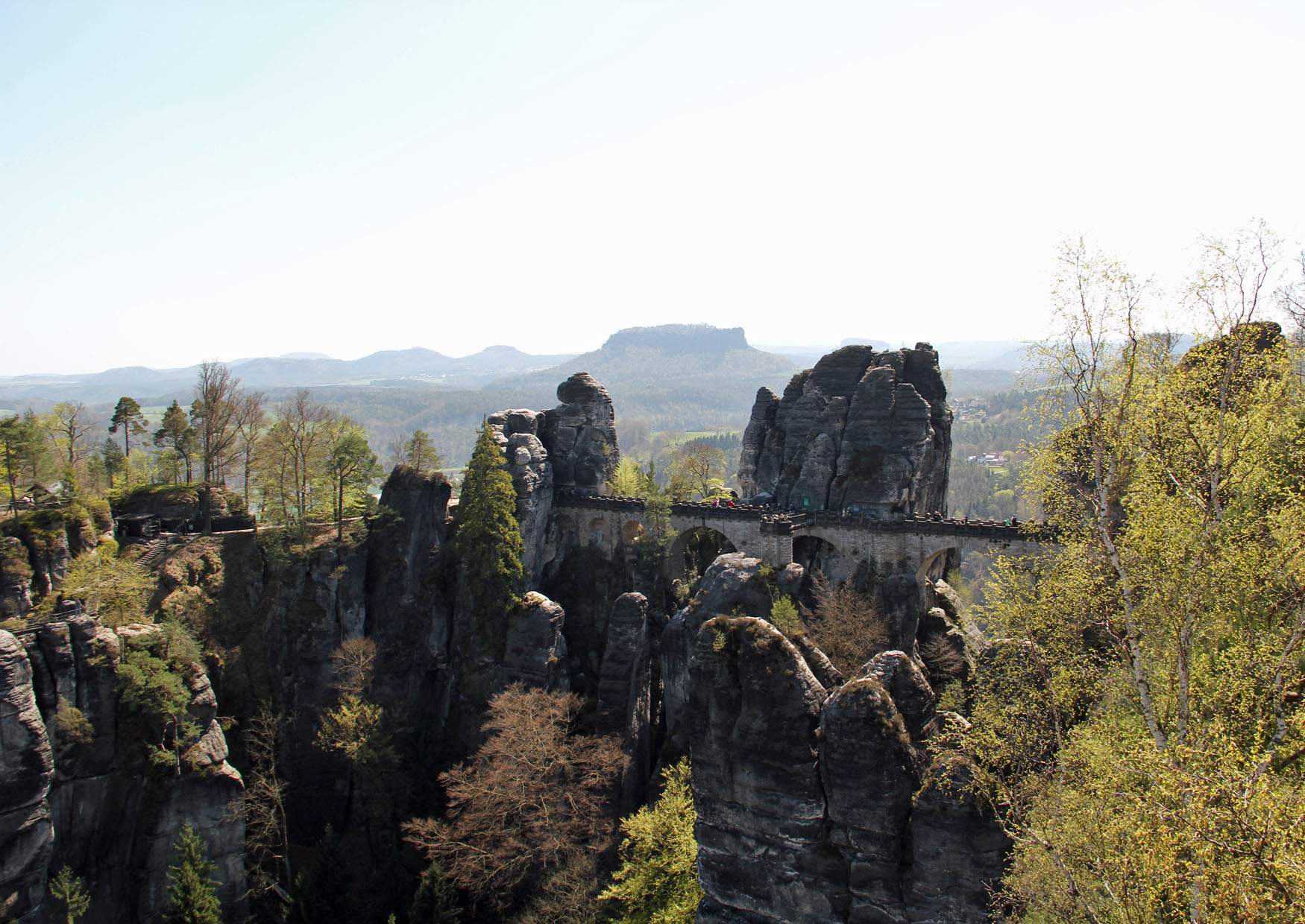 Die Basteibrücke mit dem Lilienstein im Hintergrund