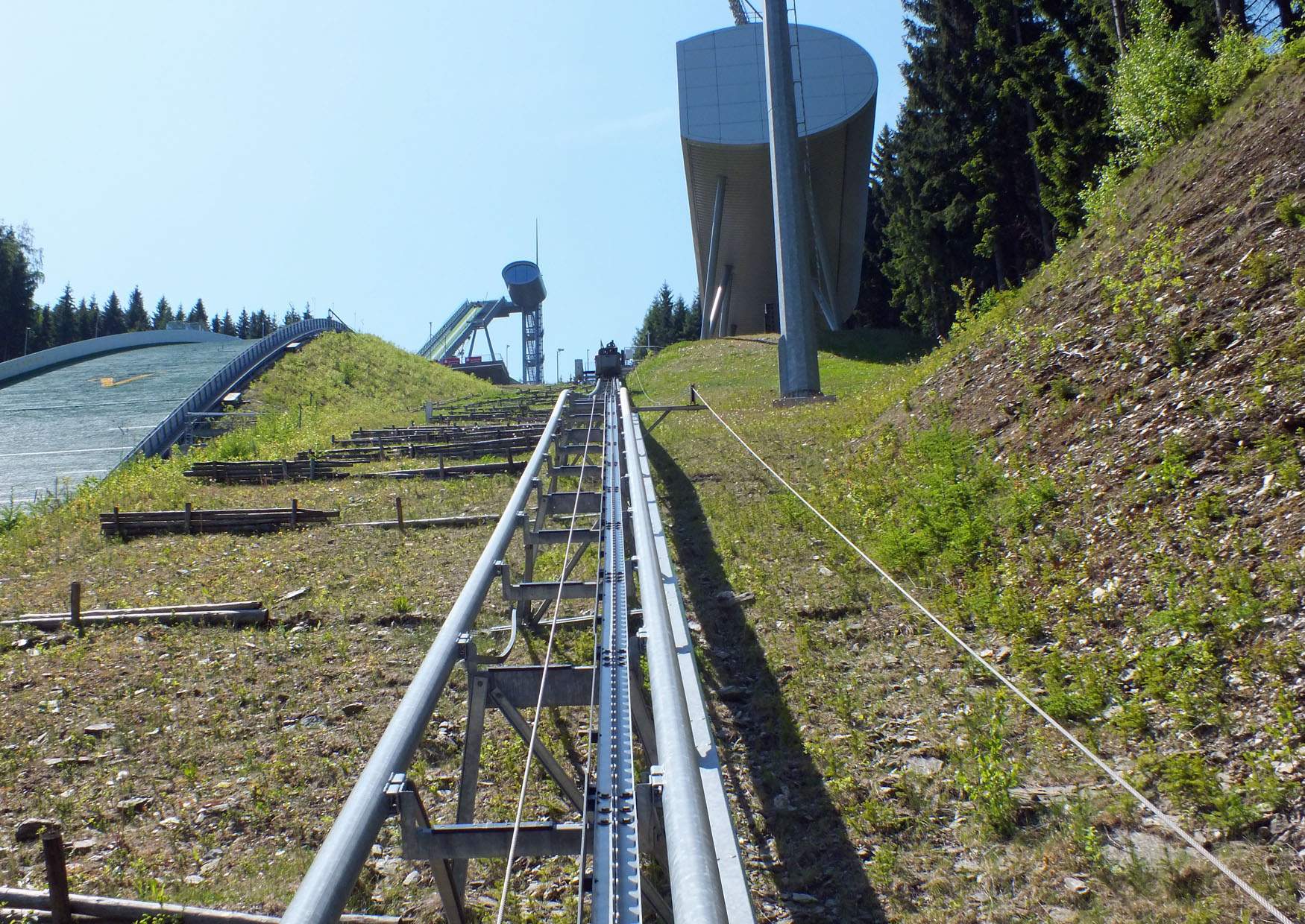 Wir fahren zur Schanze hinauf in der Vogtland Arena