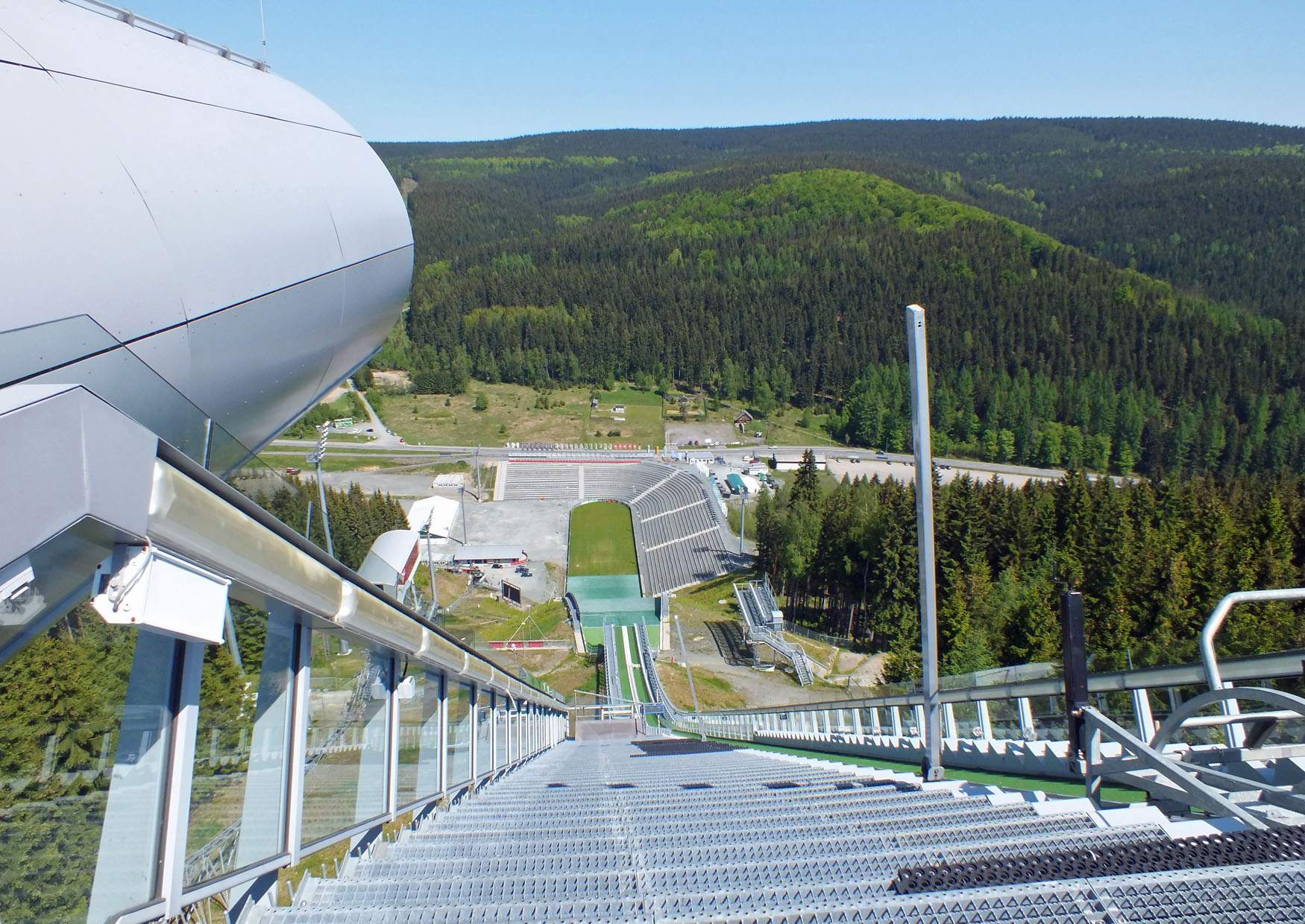 Blick an der Schischanze auf die Zuschauerränge in der Vogtland Arena Klingenthal