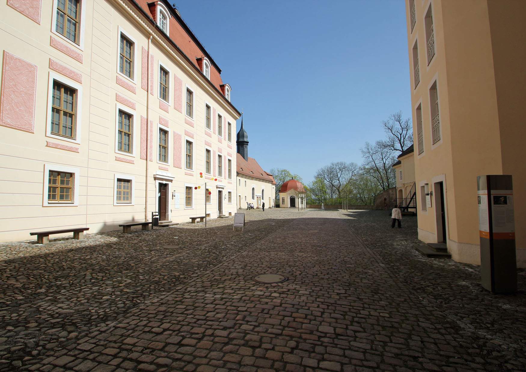 Lichtenwalde Schlosshof mit Teehaus