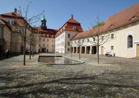 Schlosshof Lichtenwalde mit Springbrunnen