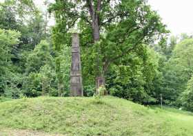 Obelisk an Eiche bei Marienmühle