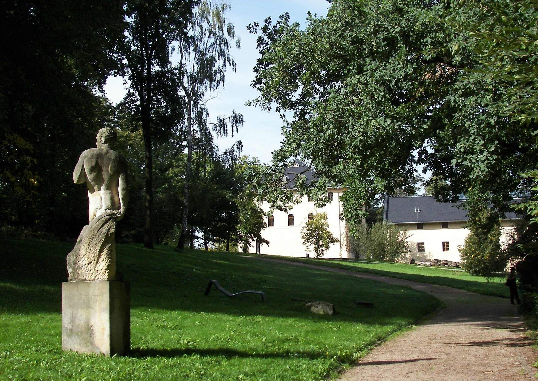 Englischer Garten mit neu aufgestelten Gartenplastiken