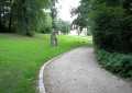 Lichtenstein englischer Garten Weg und Plastik