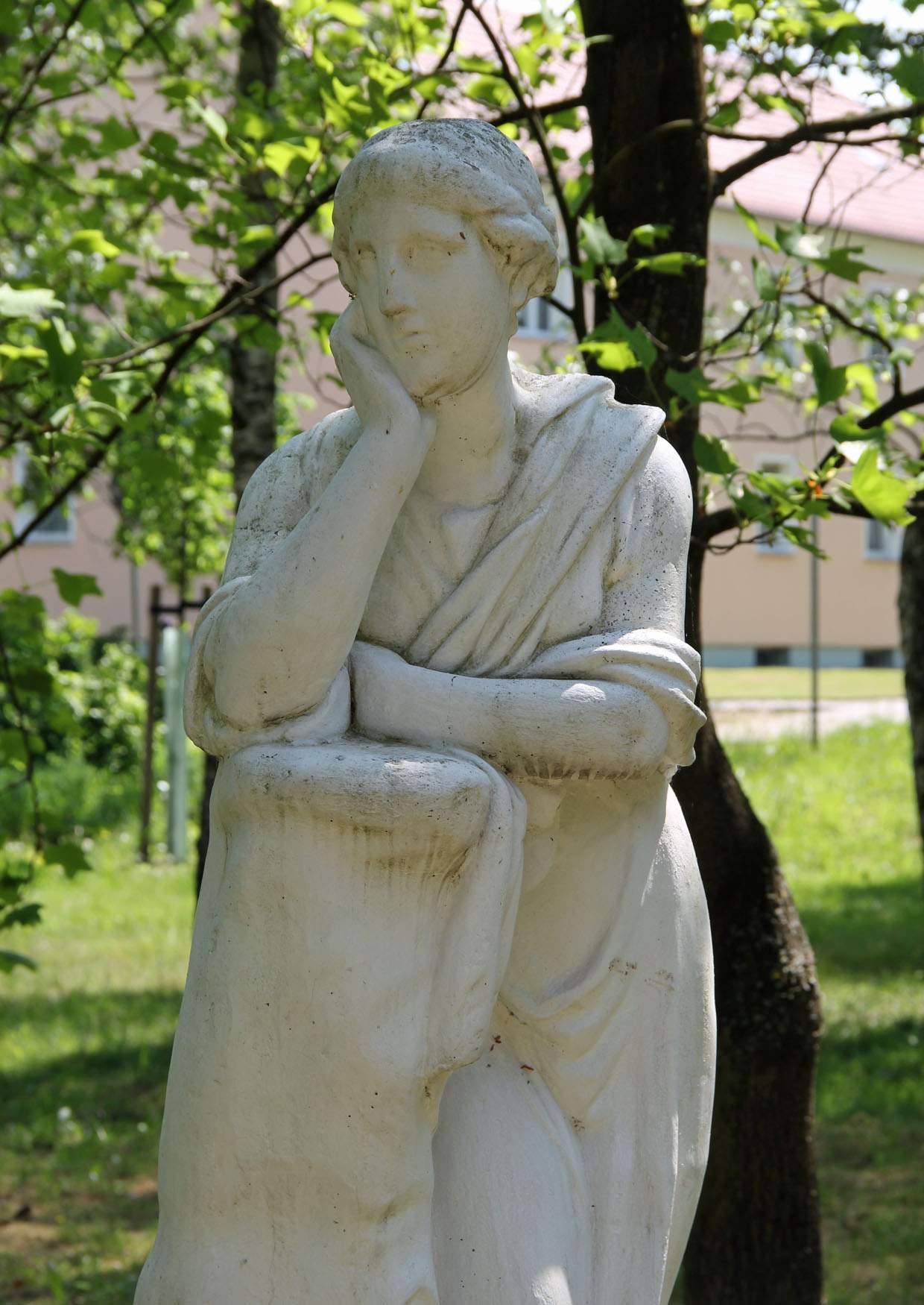Statue denkende Muse
